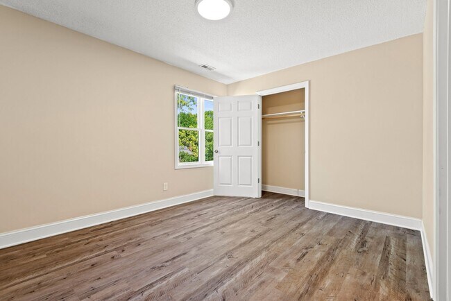 Building Photo - Lovely 2 Bedroom End Unit Townhome in NE R...