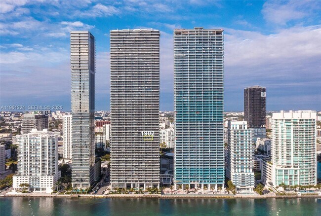 Building Photo - 700 NE 24th St