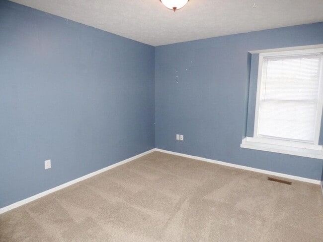 Building Photo - 4 bedroom 2.5 bathroom duplex located in a quiet neighborhood!