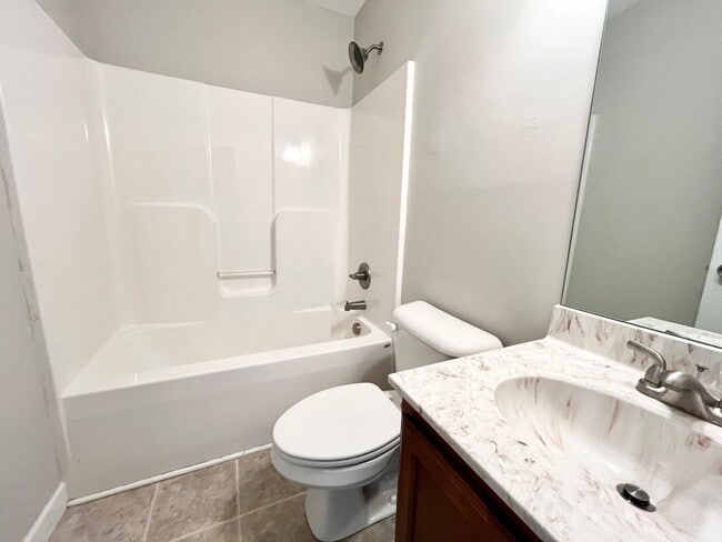 Building Photo - 108 Oakwood Ct