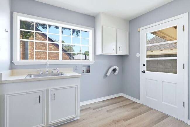 Building Photo - 2508 Memorial Dr