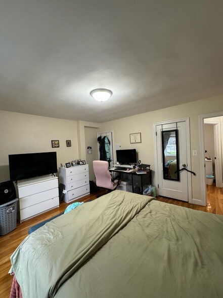 Building Photo - 33 Hammond Pond Pky