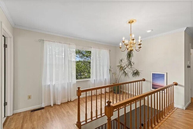 Building Photo - 1447 Beverly Dr