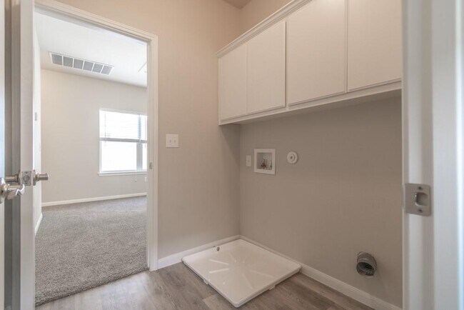 Building Photo - 206 Munro St