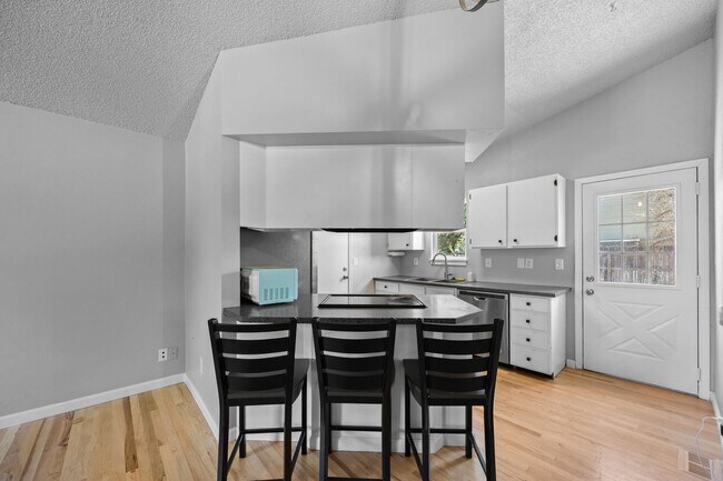 Building Photo - 2 Bed/1 Bath Close to Buckley Space Force