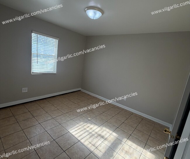 Building Photo - FOR RENT — SPACIOUS 3 BED / 2 BATH HOME