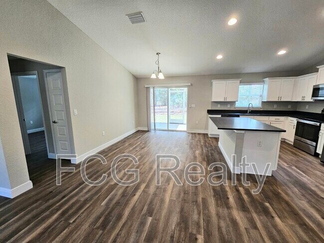 Building Photo - 212 Oak Ln