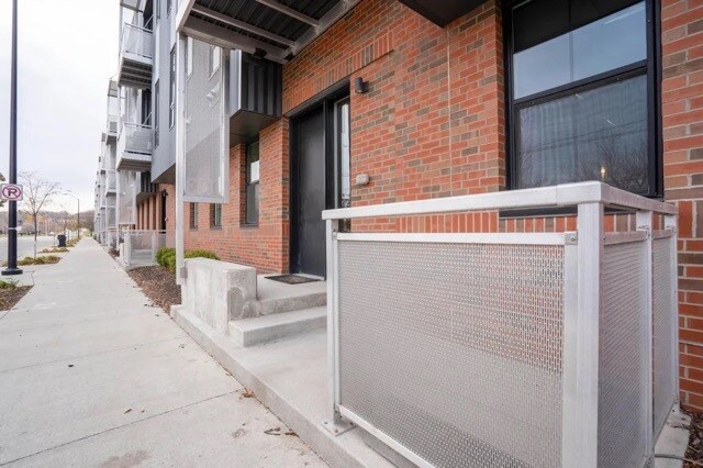 Building Photo - 400 SW 7th St