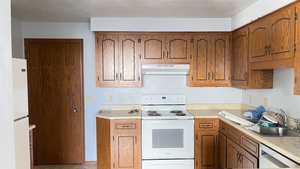 Kitchen - 694 Trailsway Ln