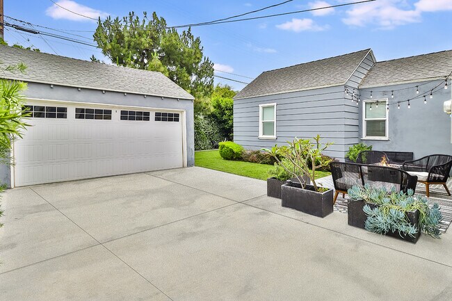 Building Photo - 6027 Comey Ave