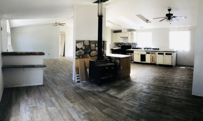 Building Photo - 3/2 Home- 1,700 sq.' w/ Expansive Open Floor Concept