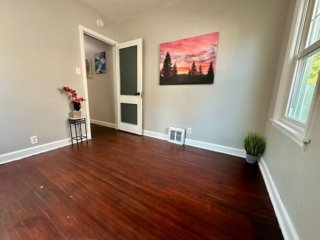 Building Photo - 3 bed, 1 bath home for rent in Waterloo