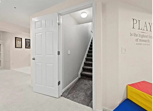 Building Photo - OMG this is a Stunning Large 5 BR House