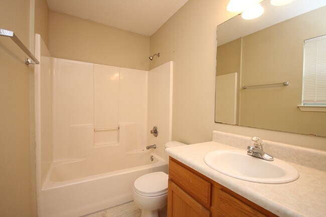 Building Photo - 3BR/2BA Home Near UWF – Wood-Look Flooring, Galley Kitchen, Pet Friendly!