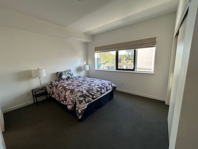 Building Photo - $1,000 OFF FIRST MONTH'S RENT!! Spacious 3 bedroom / 2.5 Bath Apartment in Emeryville, CA.