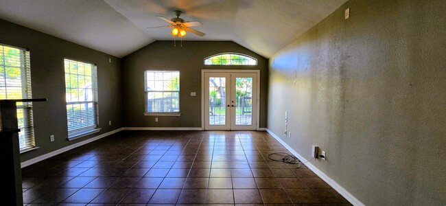 Building Photo - Updated 1940s Home with Time Period Charm