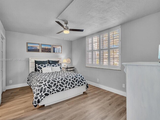 Building Photo - 9340 Lagoon Pl