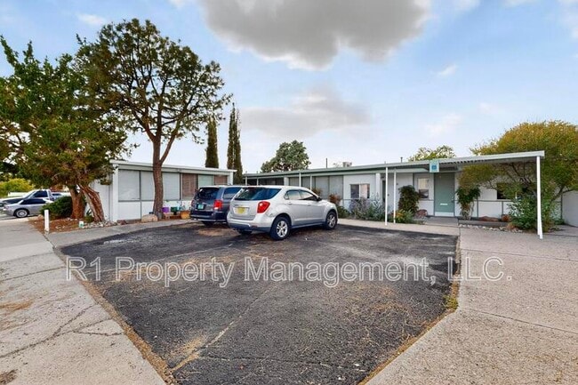 Building Photo - 301 Graceland Dr SE