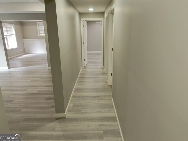 Building Photo - 4901 Planters Walk