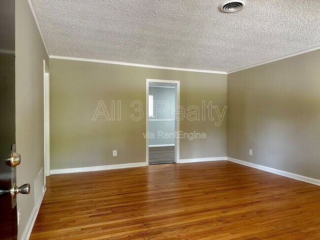 Building Photo - 1009 Rosedale Dr