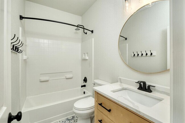Building Photo - 811 Bedford Ct