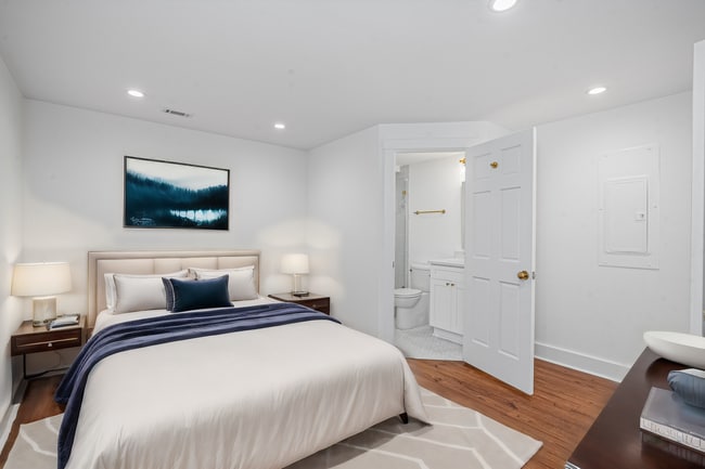 Building Photo - Renovated 2 Bedroom Carriage house off Lafayette Square