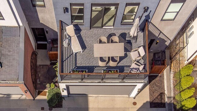 Building Photo - 598 Lathrop St