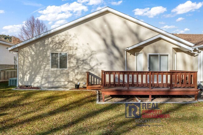 Building Photo - 4 bedroom 3 bathroom - 2 car garage -This is a must see home!