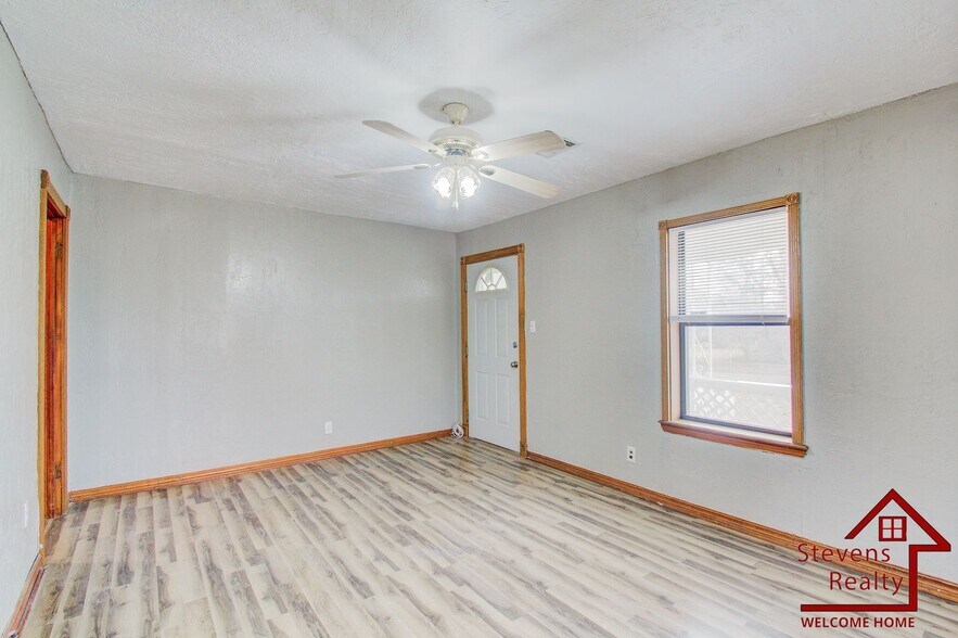 Building Photo - 815 SW H Ave