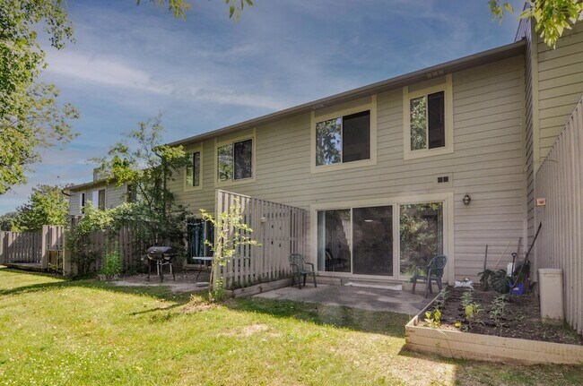 Building Photo - 609 Watersedge Dr