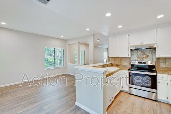 Building Photo - 947 La Mesa Terrace