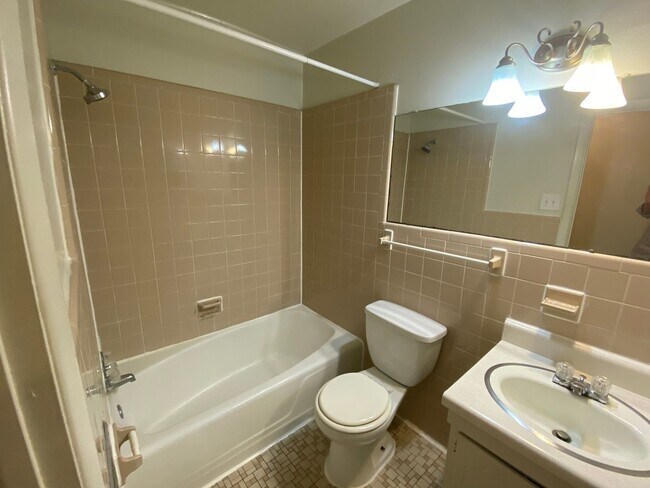 Building Photo - Lovely 1 Bedroom Apartment Near Duke West and Hospital