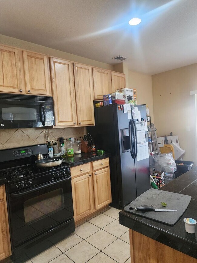 Building Photo - Spacious Townhome with Gorgeous Views & Th...