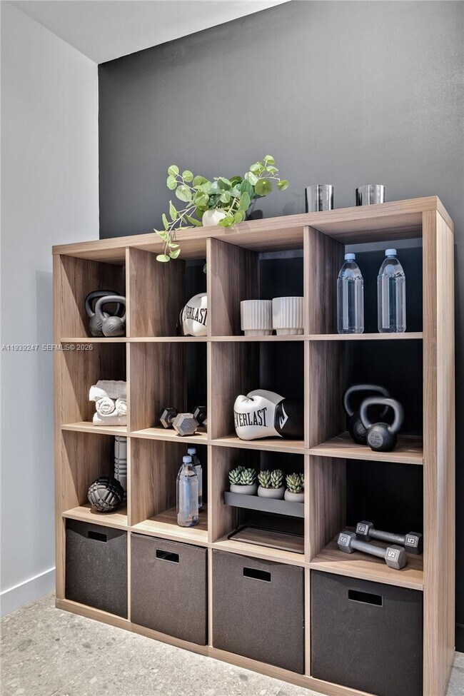 Building Photo - 2500 Bayview Dr