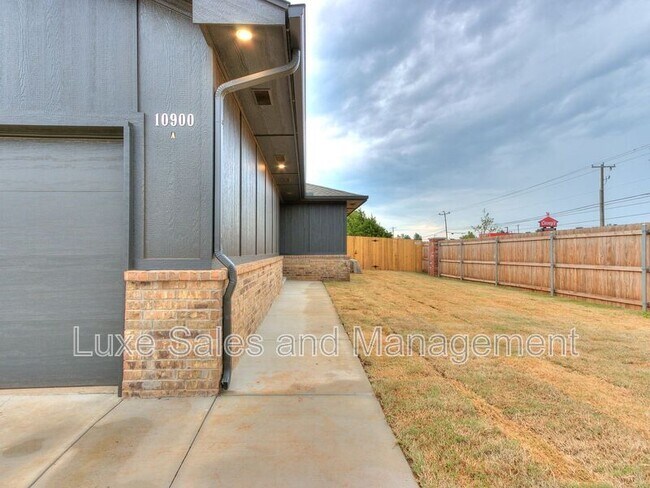 Building Photo - 10908 Oak Holw Ln