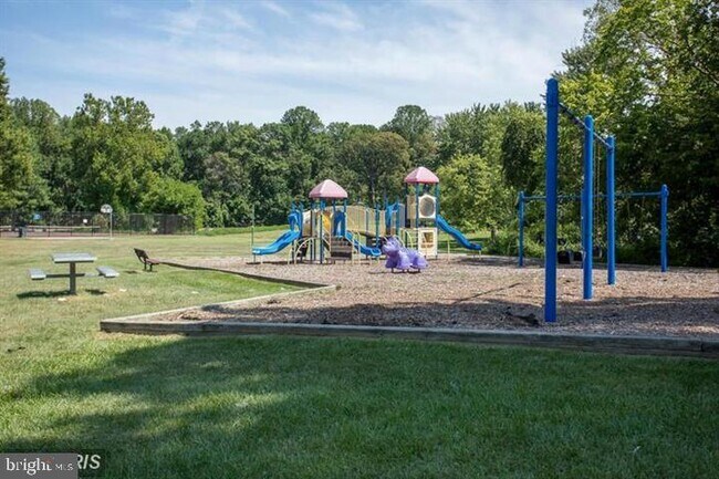 Building Photo - 5808 Royal Ridge Dr