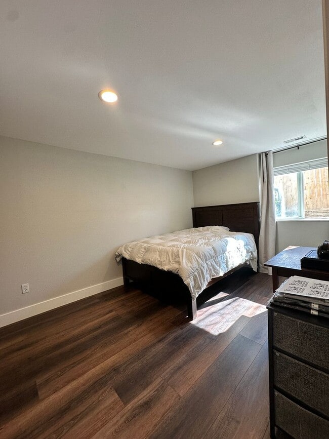 Building Photo - Spacious Multi-Generational Home with Stunning Views – 5 Bed, 3 Bath