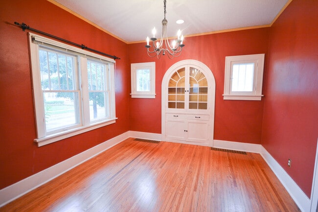 Building Photo - Kutzky Park Home w/Master Suite
