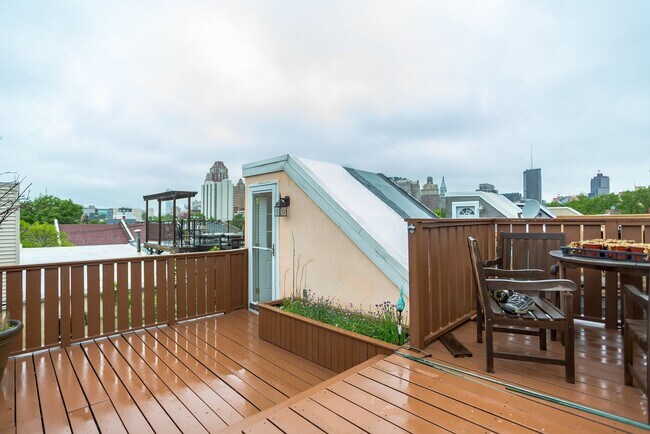 Building Photo - Beautiful 2 Bedroom, 2 Bathroom Historical Row Home