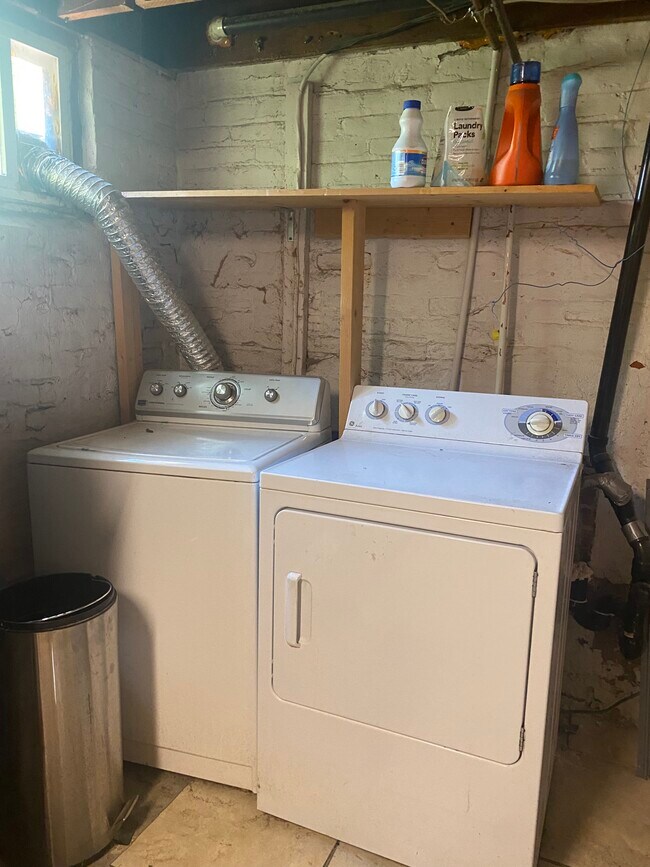 Building Photo - 1491 S York St