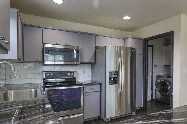 Building Photo - Modern 3BR/2BA Home in Jenks School Distri...