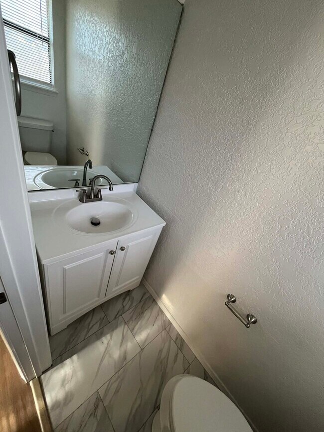 Building Photo - 1328 NE 5th St