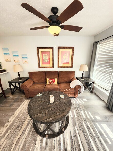 Building Photo - 17462 Front Beach Rd