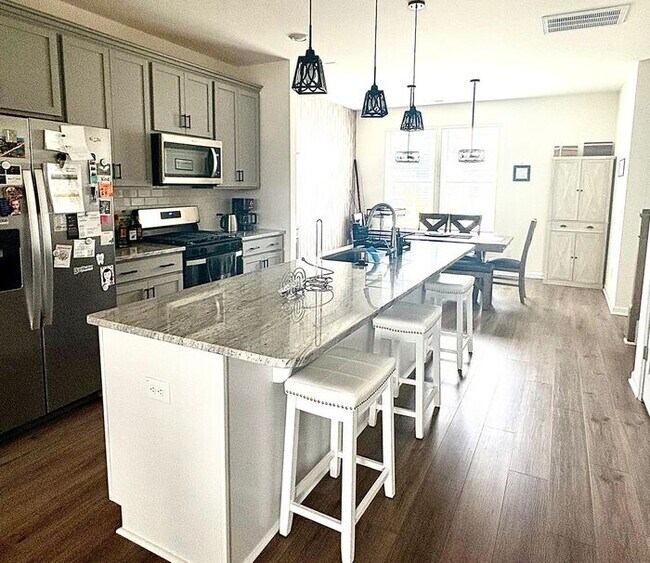 Building Photo - Scenic 3-Bed Townhome with Screened Porch, First Floor Storage & 1-Car Garage – Overlooking the G...