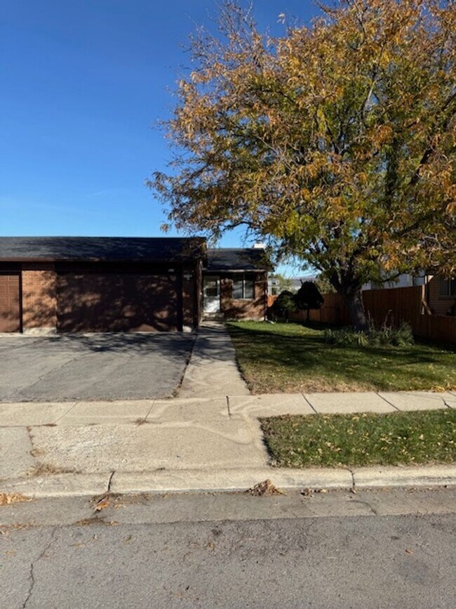 Building Photo - 537 E Acoma Rd