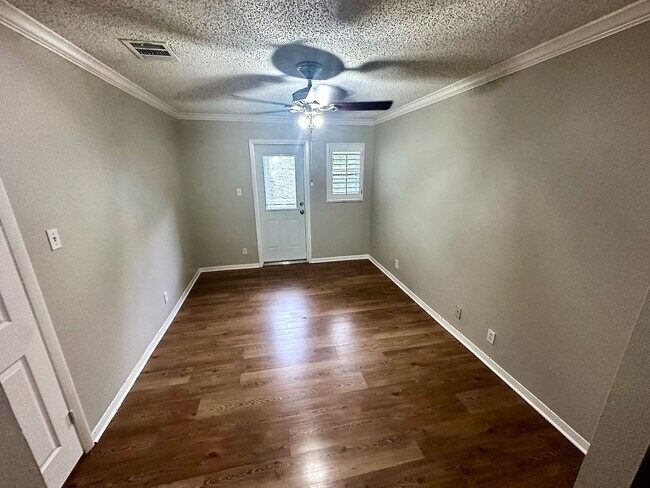 Building Photo - ***West Campus Apartment for Rent * Pet Friendly * Walk to UT Campus * On Bus Route * Spacious * ...