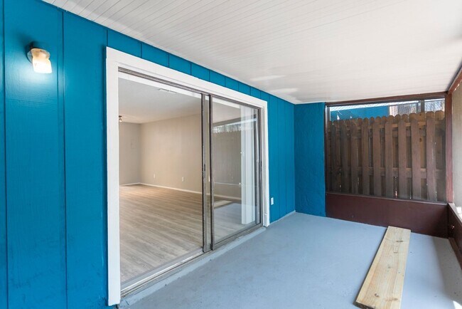 Building Photo - 2bedroom 1.5 Bath Town home **