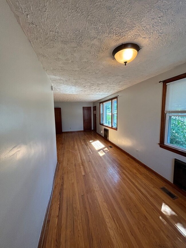 Building Photo - Tranquil Home in South Knoxville!