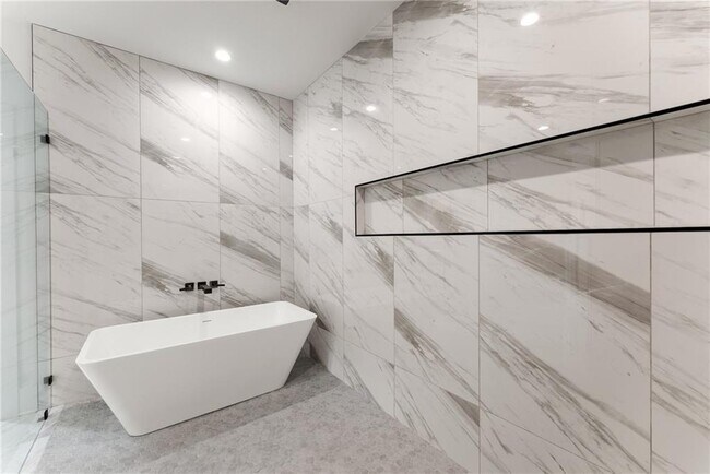 Building Photo - 151 S Pointe Dr