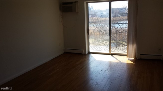 Primary Photo - 1 br, 1 bath Apartment - 435 Shirley St 26